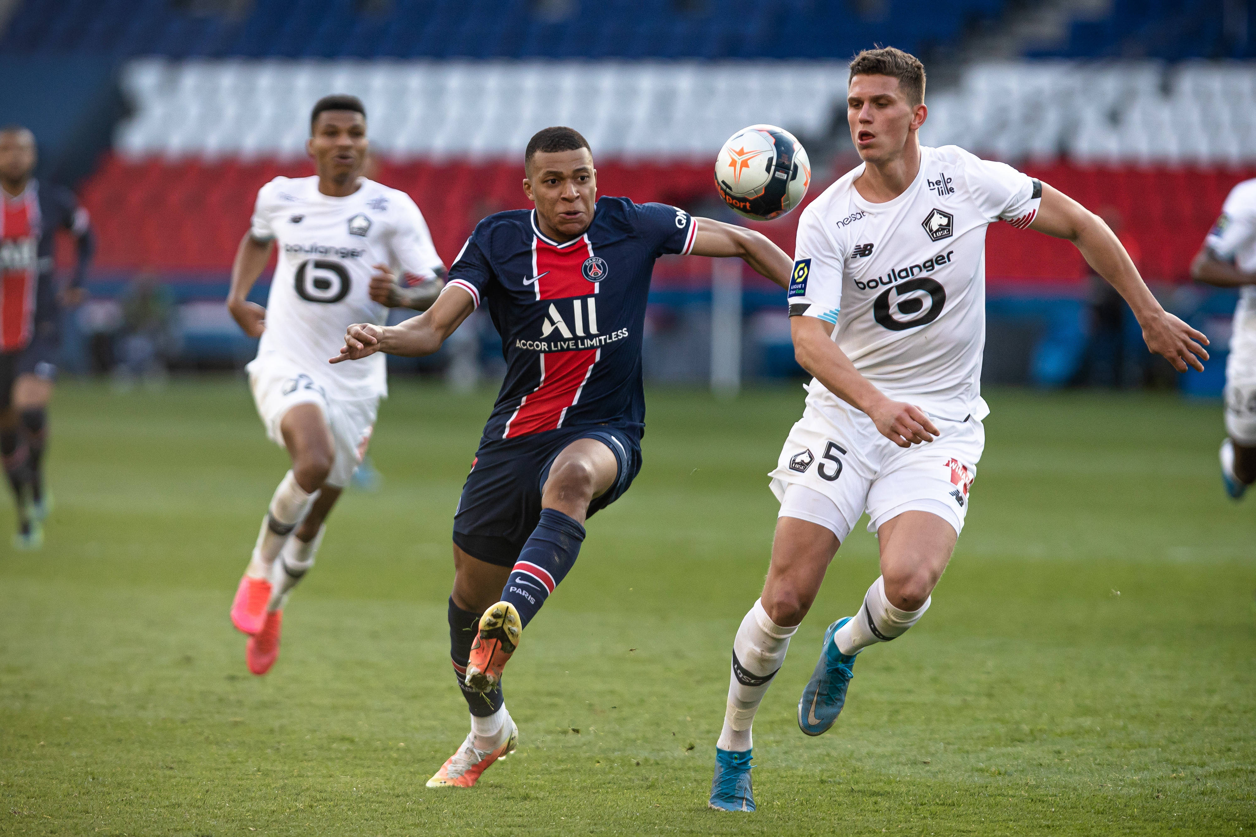 里昂发布备战花絮,冲刺阶段主帅复盘,荷甲任务艰巨,高层口径保持一致 里昂发布备战花絮,冲刺阶段主帅复盘,荷甲任务艰巨,高层口径保持一致